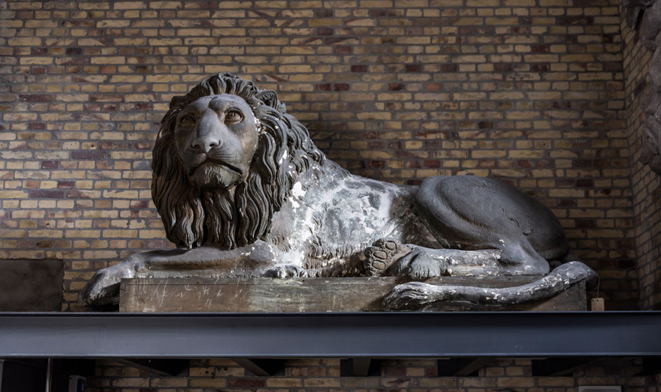 The lion statues in the restaurant are almost 200 years old. Their exact history is unknown. However, we do know that they flanked the podium when Crown Prince Frederik (later King Frederik VII) and Mariane of Mecklenburg-Strelitz arrived in Copenhagen to public adulation in 1841.
