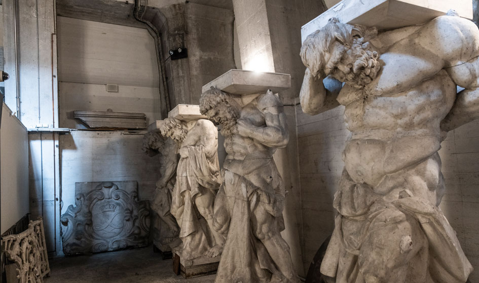 Among the largest of the figures in the exhibition are plaster casts for six large figures that function as columns in the Trabant Hall at the entrance to the Royal Reception Rooms at Christiansborg Palace.